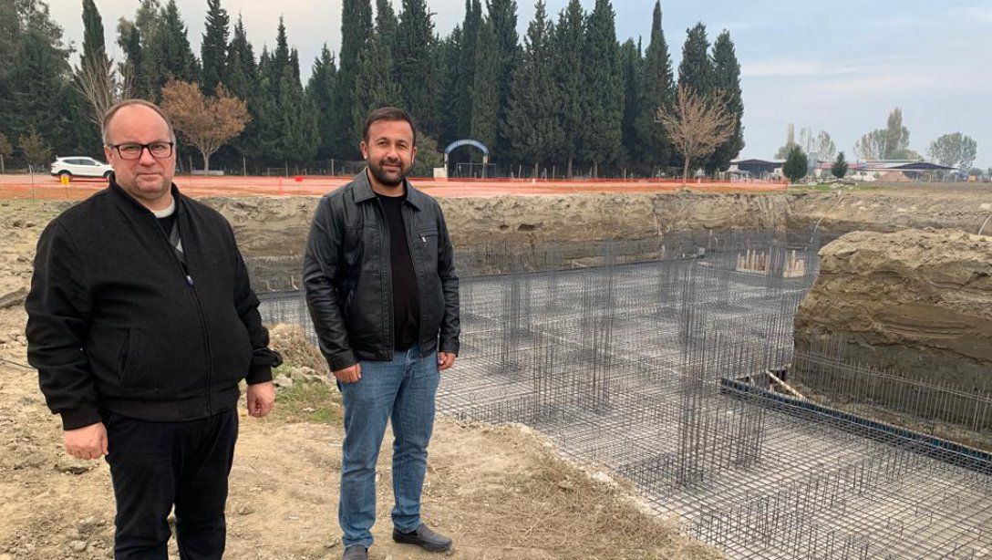 Manisa Milli Eğitim Müdür Yardımcısı Muhammet Çetin ile Salihli İlçe Milli Eğitim Şube Müdürü Mehmet Yavuz inşaatına başlanan Yılmaz Şehit Hüseyin Arı Ortaokulunu ziyaret ettiler.