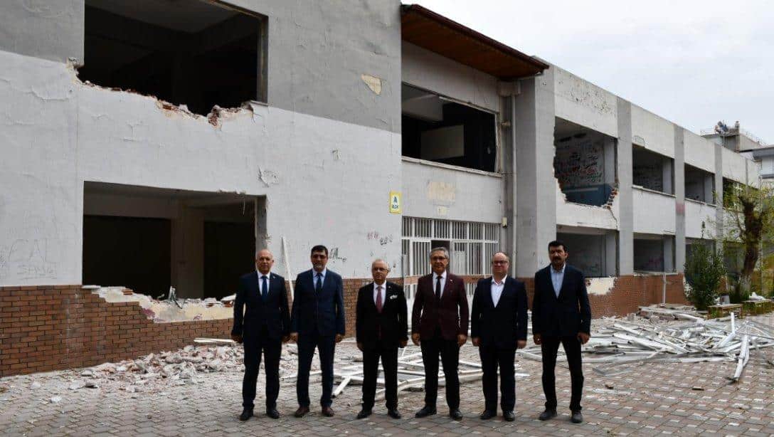 Milli Eğitim Müdürlüğümüz ve Salihli Belediyesi İşbirliği ile Sekine Evren Anadolu Lisesinin yıkım işlemi  Başladı