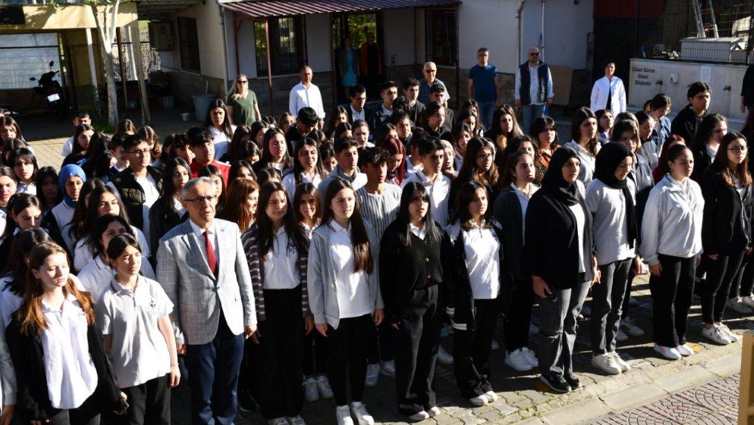 Milli Eğitim Müdürümüz Mahmut Yenen, TSO Talat Zurnacı Mesleki ve Teknik Anadolu Lisesini ziyaret ederek Bayrak Törenine katıldı