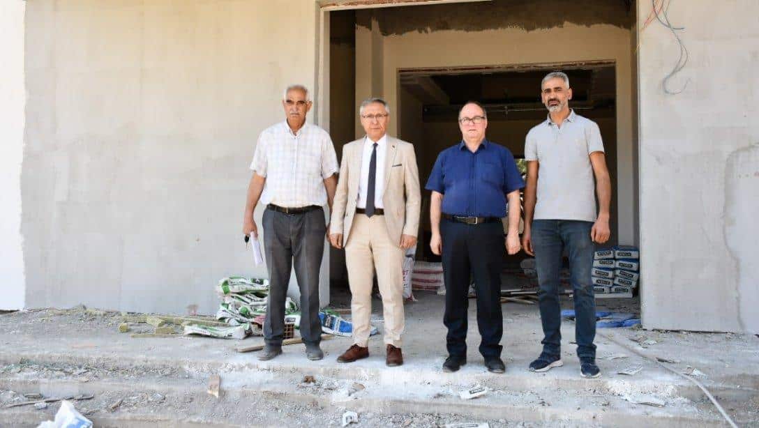 Milli Eğitim Müdürümüz Mahmut YENEN ve İlçe Milli Eğitim Şube Müdürümüz Mehmet Yavuz  Şazimet Uysal Ortaokulu bahçesinde başlayan Anaokulu inşaatını ziyaret ettiler