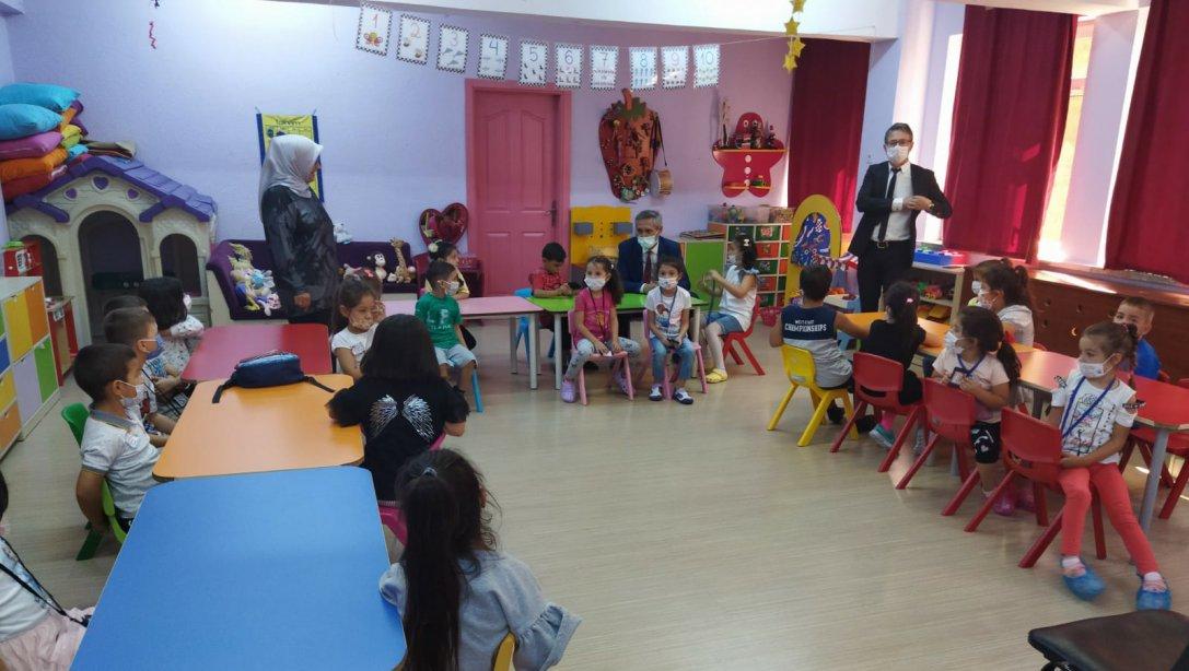 İlçe Milli Eğitim Müdürümüz Mahmut  Yenen, 2021-2022 Eğitim Öğretim Yılının başlaması münasebetiyle Fahriye Hanım İlkokulunu ziyaret etti. Hayırlı olsun dileklerinde bulundu.