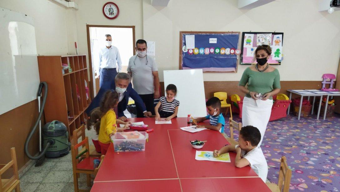 İlçe Milli Eğitim Müdürümüz Mahmut  Yenen, 2021-2022 Eğitim Öğretim Yılının başlaması münasebetiyle Şehitler İlkokulunu ziyaret etti. Hayırlı olsun dileklerinde bulundu.