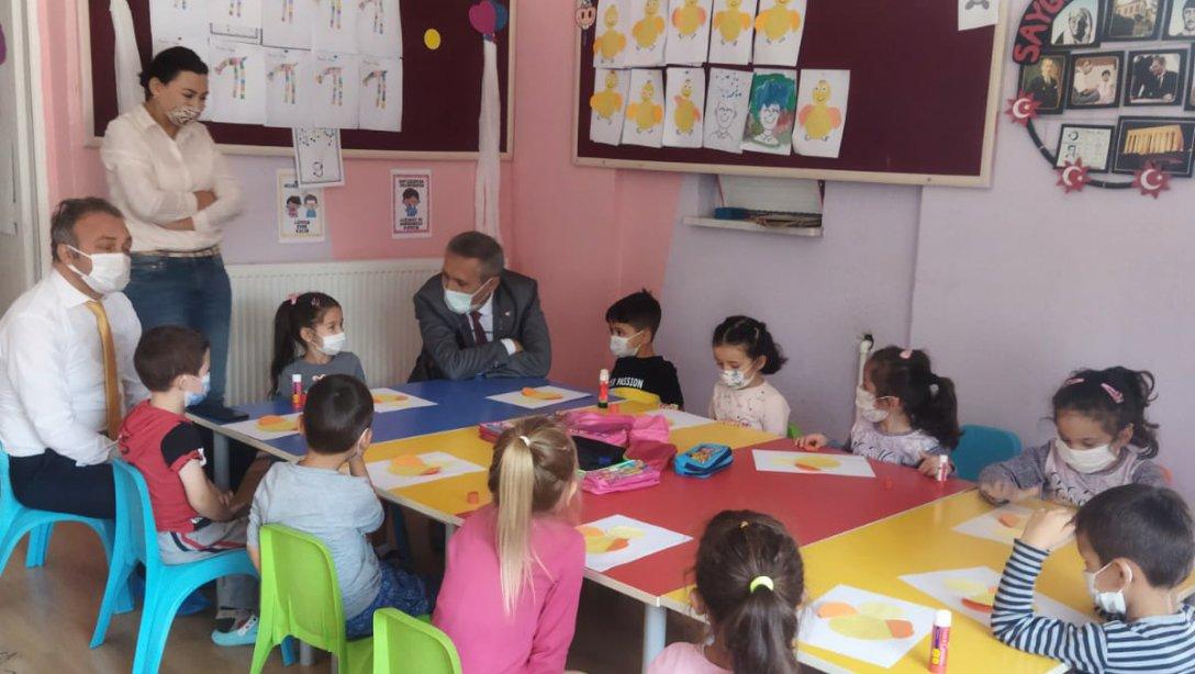 İlçe Milli Eğitim Müdürümüz Mahmut Yenen, Uğur Kiremit İlkokulunun birinci sınıflar ve anasınıfını ziyaret ederek hayırlı olsun dileklerinde bulundu.
