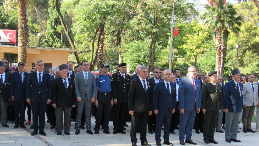 19 Eylül Gaziler Günü Münasebetiyle Şehitlik Anıtı'na Çelenk Sunma Programı Gerçekleştirildi
