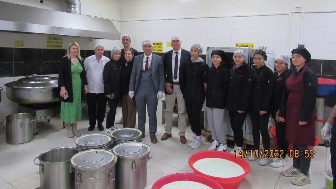  Milli Eğitim Müdürümüz Mahmut YENEN Hafsa Sultan MTAL Taşımalı Öğrenci Yemek Yapımını Yerinde İnceledi
