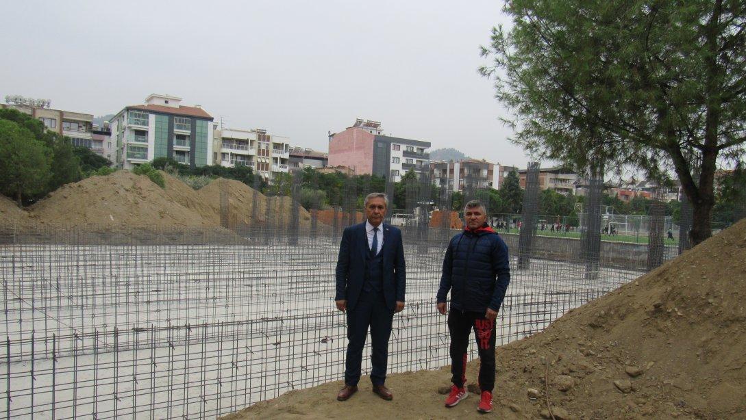 Milli Eğitim Müdürümüz Sayın Mahmut YENEN Borsa İstanbul MTAL Bahçesinde Yapılan Spor Salonu İnşaat Alanında İncelemelerde Bulundu