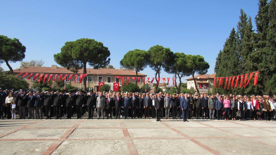İlçe Milli Eğitim Müdürümüz Mahmut YENEN, Atatürk Anıtında Yapılan 29 Ekim Cumhuriyet Bayramı Çelenk Sunma Törenine Katıldı
