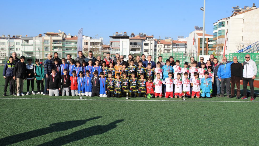 Manisa Okul Sporları Küçük Erkekler Futbol İl Şampiyonası İlçemiz İsmail Doğan Erdinç Stadyumunda Gerçekleştirildi