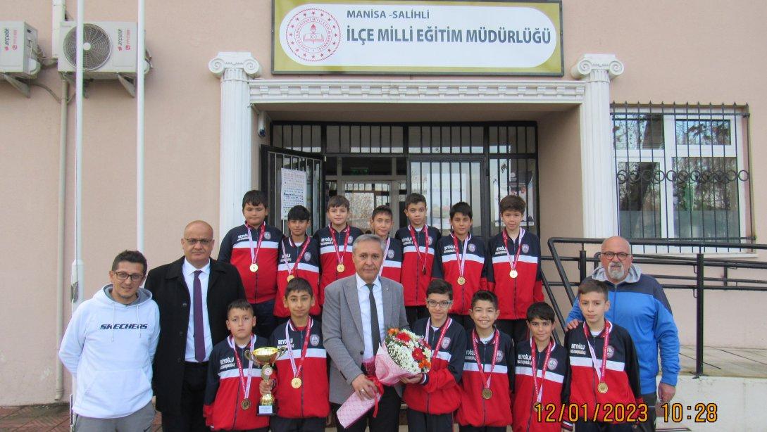 Küçük Erkekler Futbol İl Birincisi Altınordu Ortaokulu Milli Eğitim Müdürümüz Mahmut YENEN'i Ziyaret Etti