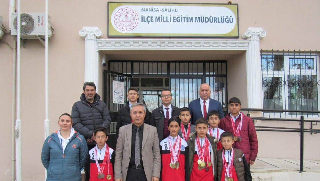 Ispartada Yapılan Türkiye Atletizm Yarı Finallerinde 1.olan Hacıbektaşlı Ortaokulu Yıldız Erkek Atletizm Takımı Milli Eğitim Müdürümüz Mahmut YENEN'i Ziyaret Etti