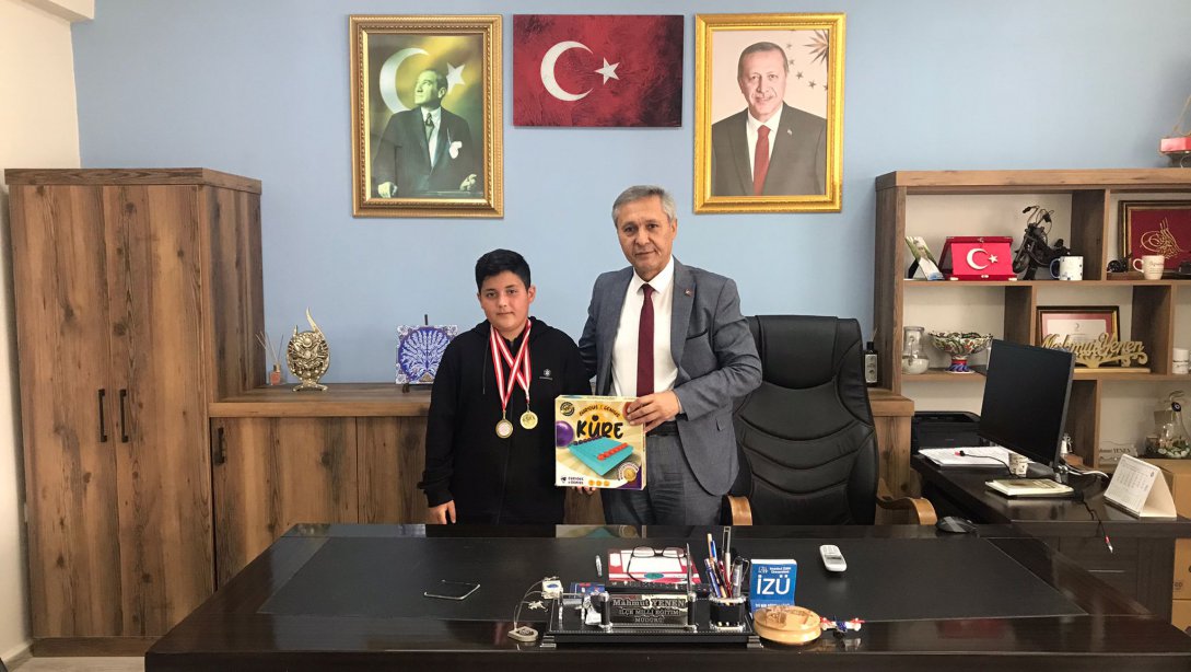 Akıl ve Zeka Oyunlarında Birinci Olarak Türkiye Finallerinde Manisa'yı Temsil Etme Hakkı Kazanan Sart Mahmut Ortaokulu Öğrencisi Yiğit Behlül AKYAR Milli Eğitim Müdürümüz Mahmut YENEN'i Ziyaret Etti