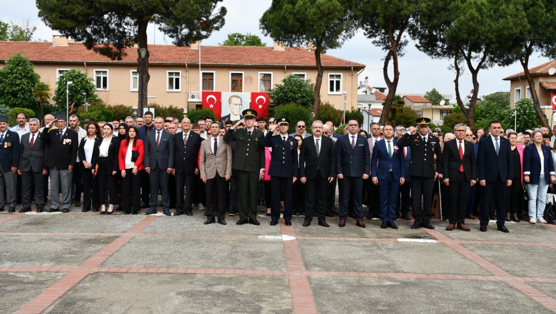 19 Mayıs Atatürk'ü Anma Gençlik ve Spor Bayramı Çelenk Sunma Töreni Atatürk Anıtına Çelenk Sunumu İle Gerçekleştirildi