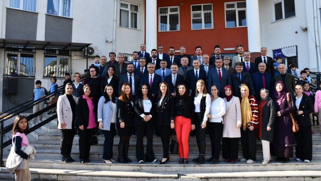 MEB Bakan Danışmanı Yüksel ARSLAN ve Öğretmen Atama Daire Başkanı Mehmet GÜRSOY  ''Öğretmenler Odası Buluşmaları'' kapsamında Cumhuriyet İlkokulu Öğretmenlerimizle toplantı gerçekleştirdiler.