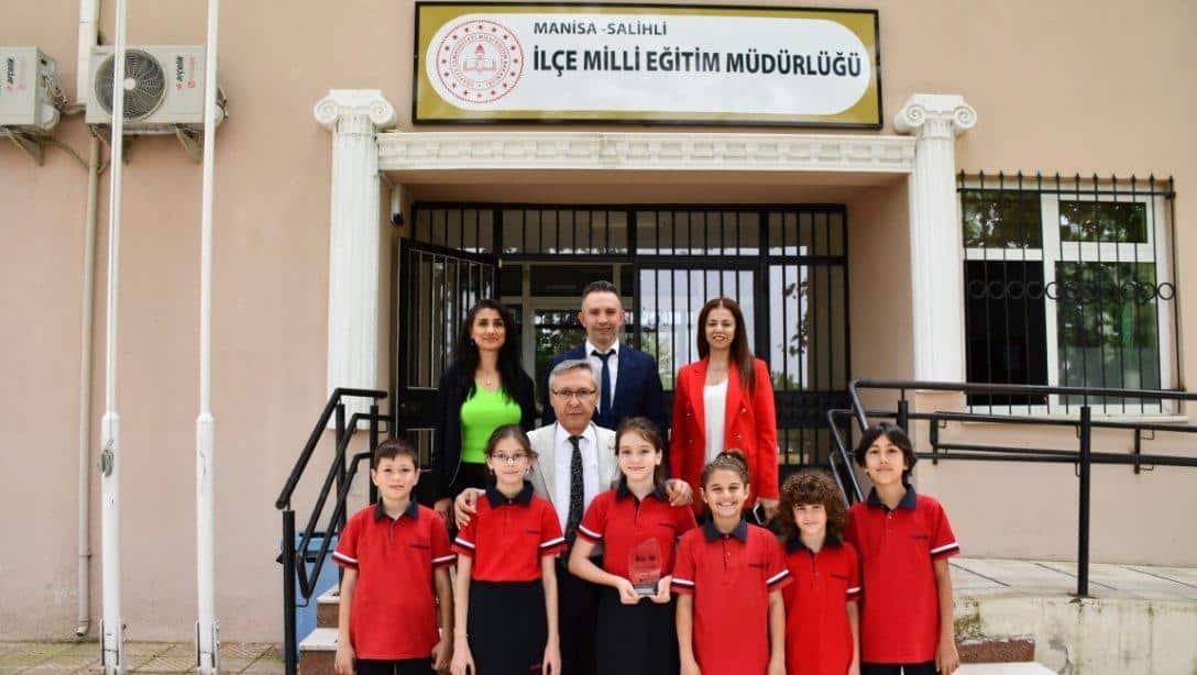 Türkiye 2.cisi Olan FPS ( Geleceğin Problem Çözücüleri) Özel Salihli Koleji Junıor Takımı, Milli Eğitim Müdürümüz Mahmut Yenen'i Makamında Ziyaret Ettiler