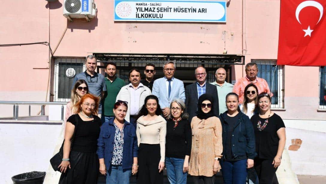Milli Eğitim Müdürümüz Mahmut Yenen ve Şube Müdürümüz Mehmet Yavuz, hafta açılışı bayrak törenine Yılmaz Şehit Hüseyin Arı İlkokulunda katıldı