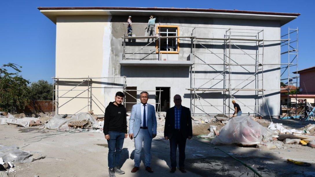 Milli Eğitim Müdürümüz Mahmut Yenen ve Şube Müdürümüz Mehmet Yavuz, yapımı devam eden Yılmaz Anaokulu inşaat alanında yerinde incelemelerde bulundu
