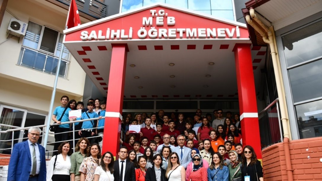 Manisa'da Her Yerde İngilizce Projesi kapsaminda düzenlenen Manisa Scores In Kahoot 2024 Salihli Bölge Finali yarışmaları Salihli Öğretmenevinde gercekleştirildi