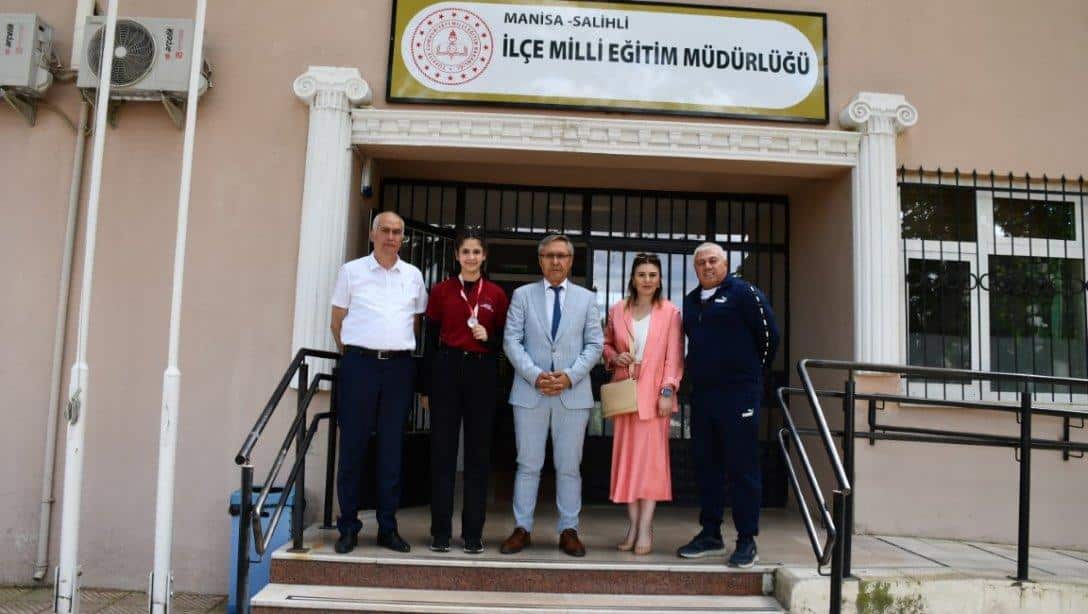 Muaythai Türkiye Şampiyonasında 2. olan Öğrencimizden Milli Eğitim Müdürümüz Mahmut Yenen'e Ziyaret 