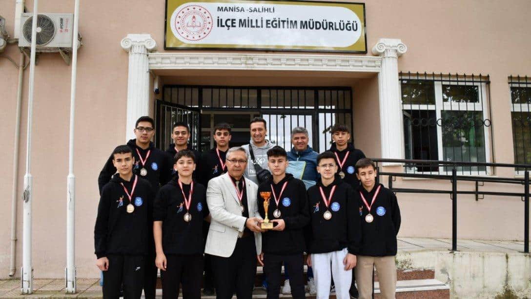 Bolu ilinde yapılan küçükler Türkiye Şampiyonasın 'da Türkiye üçüncüsü olan 1922 Salihli Spor kulübü Hentbolcular İlçe Milli Eğitim Müdürümüz Sayın Mahmut Yenen' i ziyaret ettiler