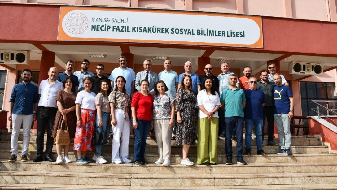 Milli Eğitim Müdürümüz Mahmut Yenen haftanın ilk mesai gününde Necip Fazıl Kısakürek Sosyal Bilimler Lisesinde öğretmenler odasında meslektaşlarımızla bir araya geldi