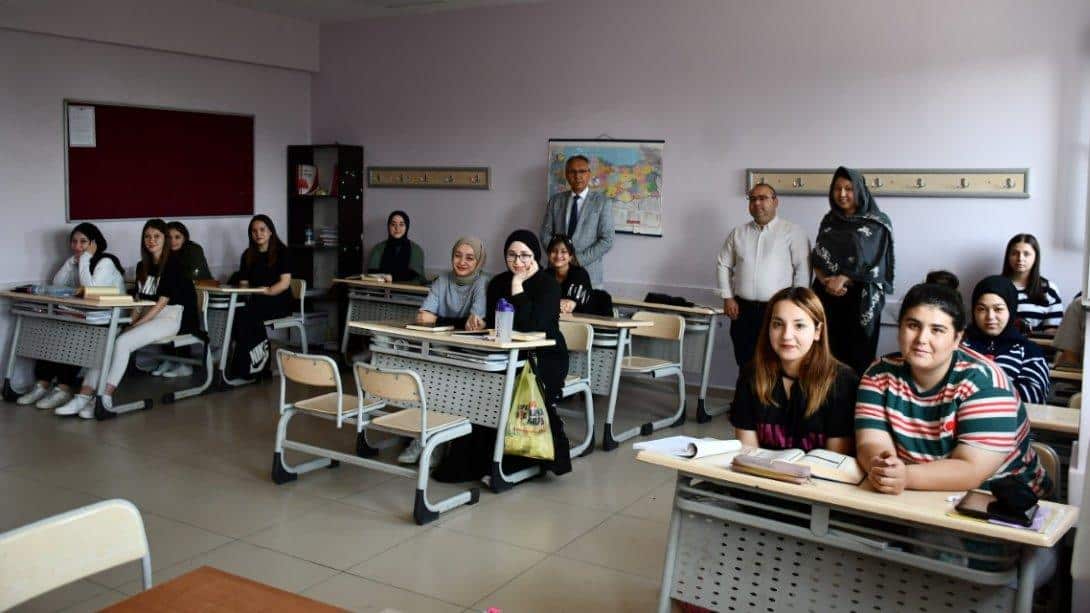 Milli Eğitim Müdürümüz Mahmut Yenen, Şahin Şen Kız Anadolu İmam Hatip Lisesi Fen ve Sosyal Bilimler Proje Okulunu Ziyaret etti