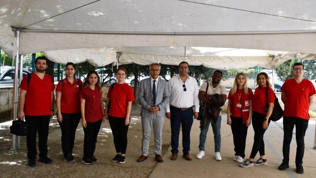 Milli Eğitim Müdürümüz Mahmut Yenen, Fahriye Hanım İlkokulunda düzenlenen ''Bir Kan Üç Can'' Kan Bağış Kampanyasını ziyaret etti