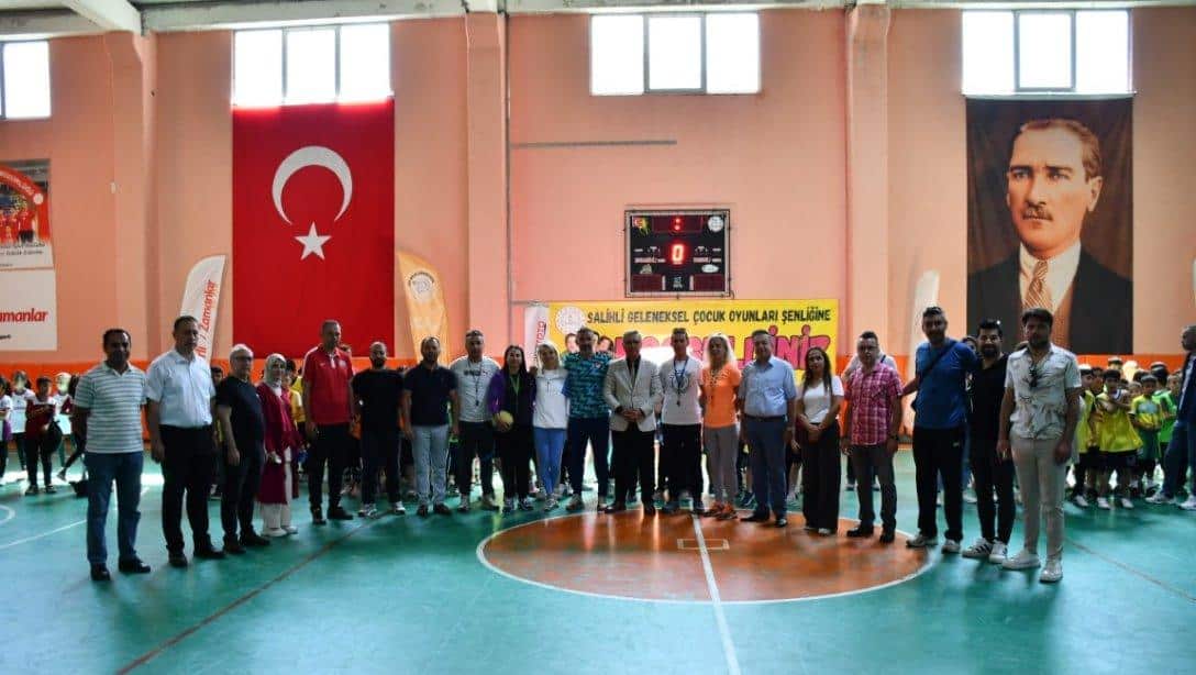 Salihli Geleneksel Çocuk Oyunları Yarı Finali 50.Yıl Ortaokulu Spor Salonunda başladı