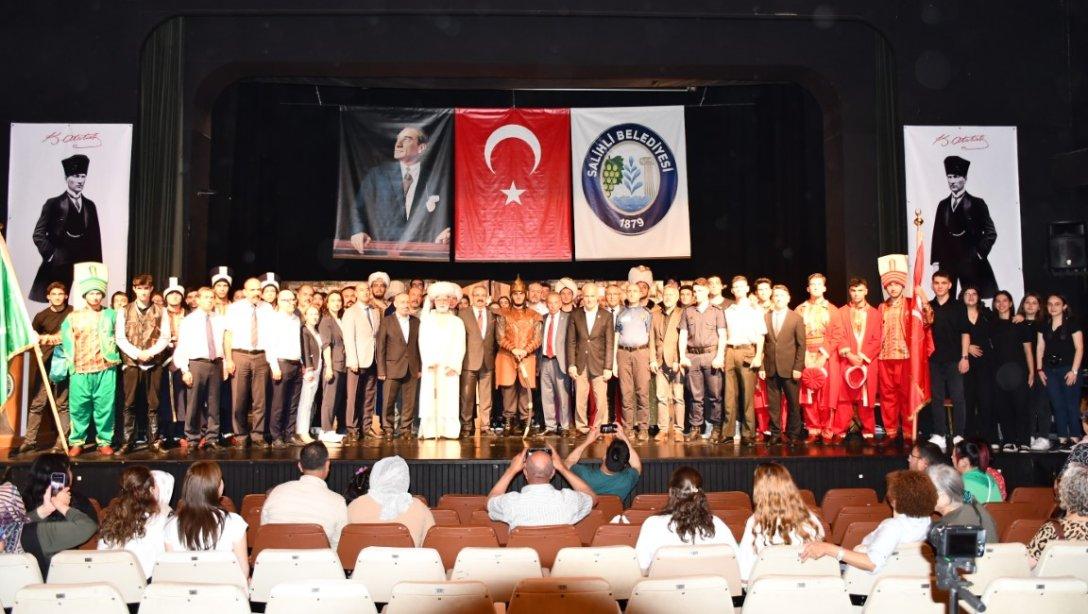 Salihli Necip Fazıl Kısakürek Sosyal Bilimler Lisesi'nin hazırladığı 29 Mayıs İstanbul'un Fethi Kutlama Programı Zafer Keskiner Tiyatro Salonunda gerçekleştirildi
