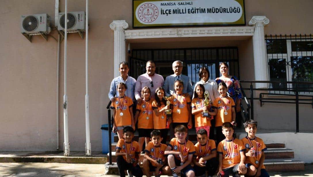 Geleneksel Çocuk Oyunlarında İl 2.ci olan Fahriye Hanım İlkokulu Tombik Takımı öğrencilerinden Milli Eğitim Müdürümüz Mahmut Yenen' e ziyaret