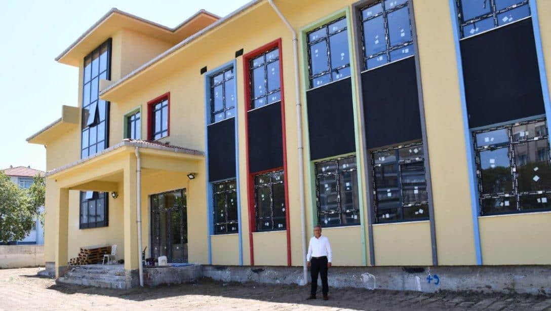 Milli Eğitim Müdürümüz Mahmut YENEN, Şazimet Uysal Ortaokulu bahçesinde yapımı bitmek üzere olan Anaokulu inşaatını ziyaret etti