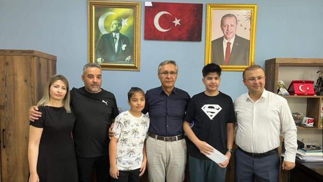 Türkiye birincisi olan Kudret Demir Ortaokulu öğrencimiz Bedri Topçu Milli Eğitim Müdürümüz Sayın Mahmut Yenen'i ziyaret etti