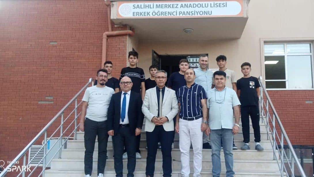 Milli Eğitim Müdürümüz Mahmut Yenen ve Şube Müdürümüz Sedat Koyuncu Salihli Merkez Anadolu Lisesi öğrenci pansiyonunu ziyaret etti