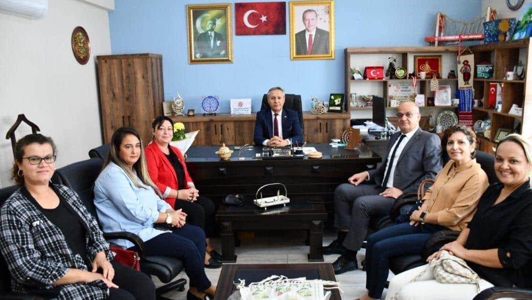 Milli Egemenlik Ortaokulu Okul Müdürü Merdan Çakır, Okul Aile Birliği Başkanı Müzeyyen Döşeme ve Okul Aile Birliği Yönetim Kurulu Üyeleri Milli Eğitim Müdürümüz Mahmut Yenen' i ziyaret ettiler