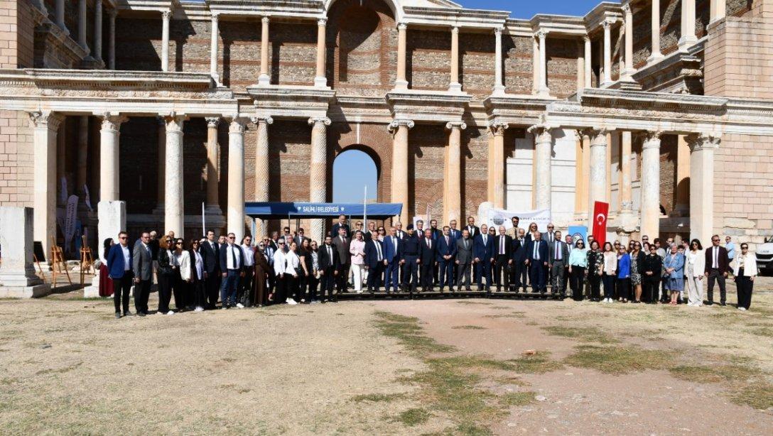 Milli Eğitim Müdürümüz Mahmut Yenen, Sardes Antik Kenti'nde düzenlenen ''Enflasyonist Baskı Altında Para ve Maliye Politikaları'' ana temalı III. Sardes Para Kongresine katıldı