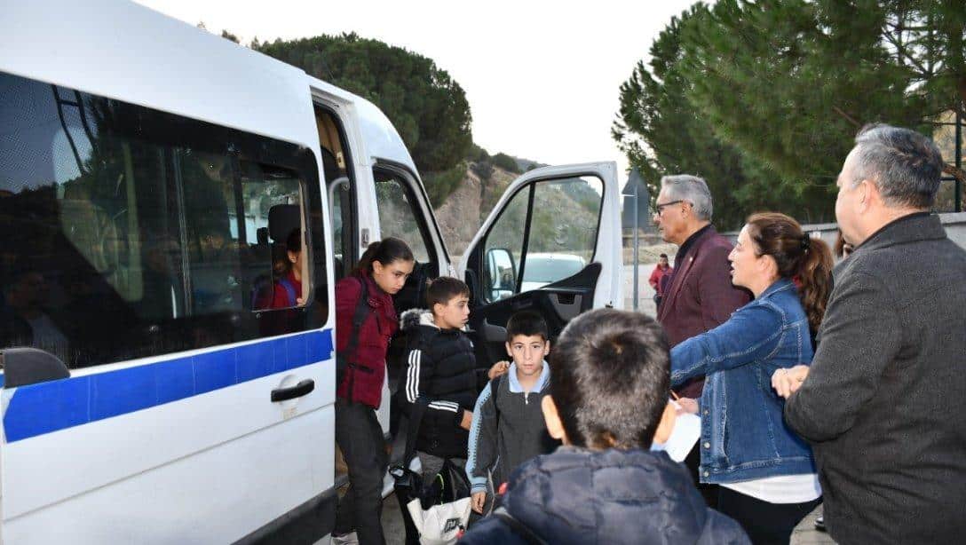 Milli Eğitim Müdürümüz Mahmut Yenen; Fatih İlkokulu/Ortaokulu taşımalı öğrencilerimizin servis denetimlerine katıldı