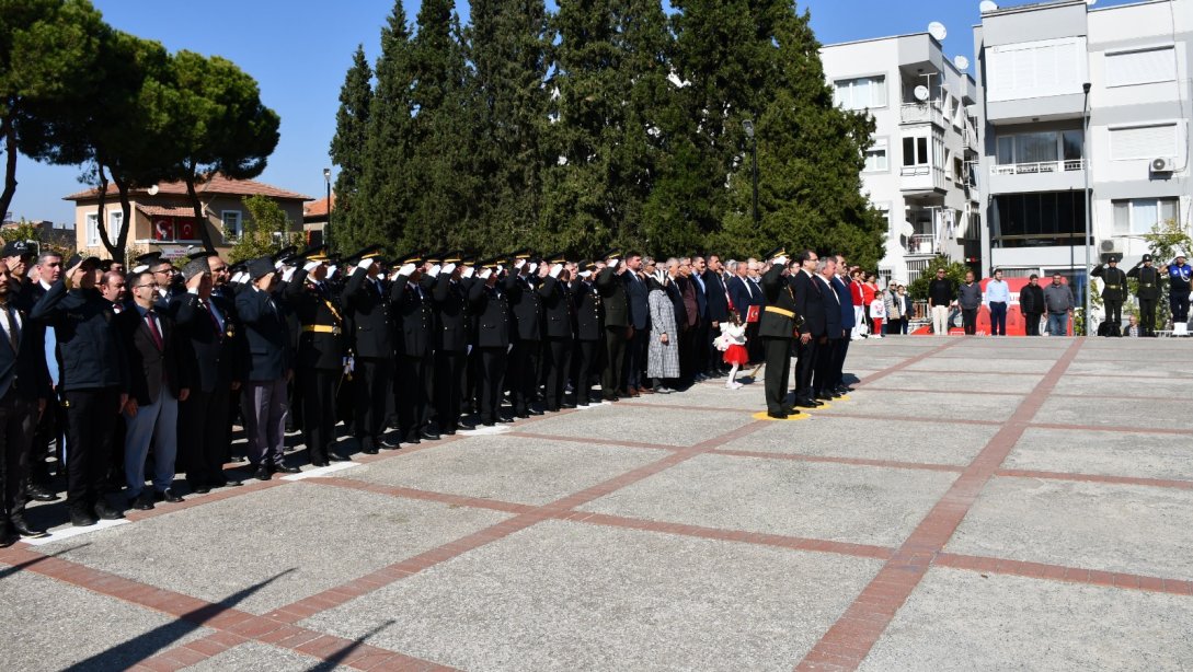 İlçe Milli Eğitim Müdürümüz Mahmut YENEN, Atatürk anıtında yapılan 29 Ekim Cumhuriyet Bayramı Çelenk sunma törenine katıldı