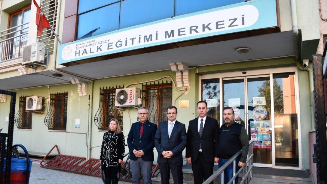 Kaymakamımız Sayın Ali Güldoğan ve Milli Eğitim Müdürümüz Sayın Mahmut Yenen, Salihli Şehit Ahmet Özsoy Halk Eğitimi Merkezi Kurslarını Ziyaret Etti