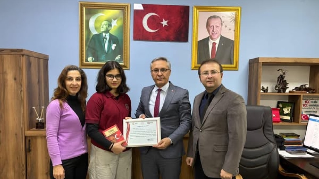  İstiklal Marşı Güzel Okuma Yarışması Manisa İl Birincisi Kudret Demir Ortaokulu 7.sınıf öğrencimiz Ebiha Suna Kanter Milli Eğitim Müdürümüz Mahmut Yenen'i ziyaret etti