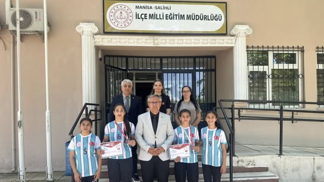 Rize'de düzenlenen Okul Sporları Yıldız Kızlar Güreş Türkiye Şampiyonası'nda Derece alan öğrencilerimiz Milli Eğitim Müdürümüz Mahmut Yenen'i ziyaret ettiler